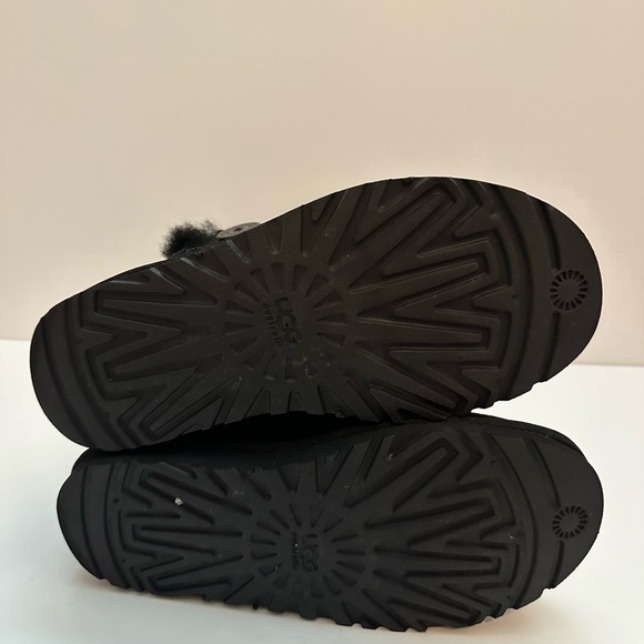 Authentic UGGs-Tall Bailey Button Triplet - Picture 5 of 8